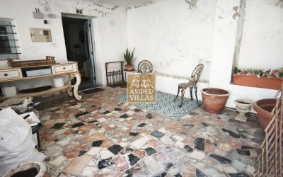 A village house in Altea la Vella on 2 floors with several terraces.